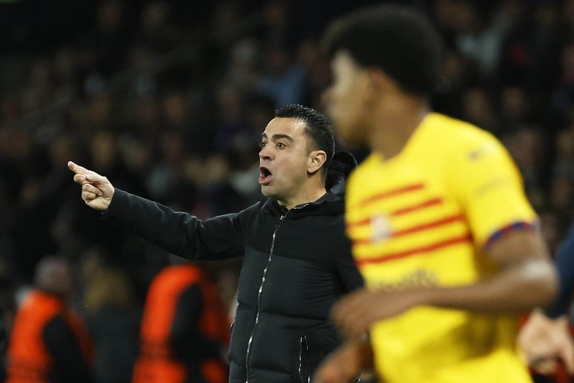  Xavi Hernández dando instrucciones en el PSG-Barça.