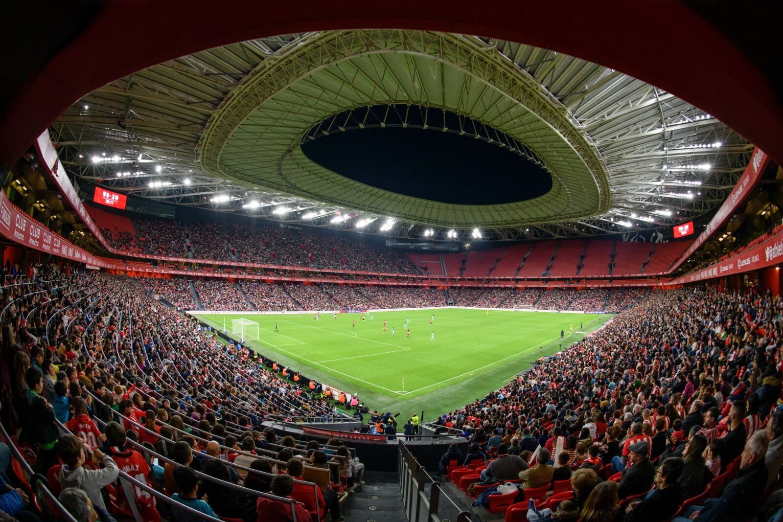  Ambientazo en la semifinal de la Copa femenina jugada por las leonas ante el Barça en San Mamés.