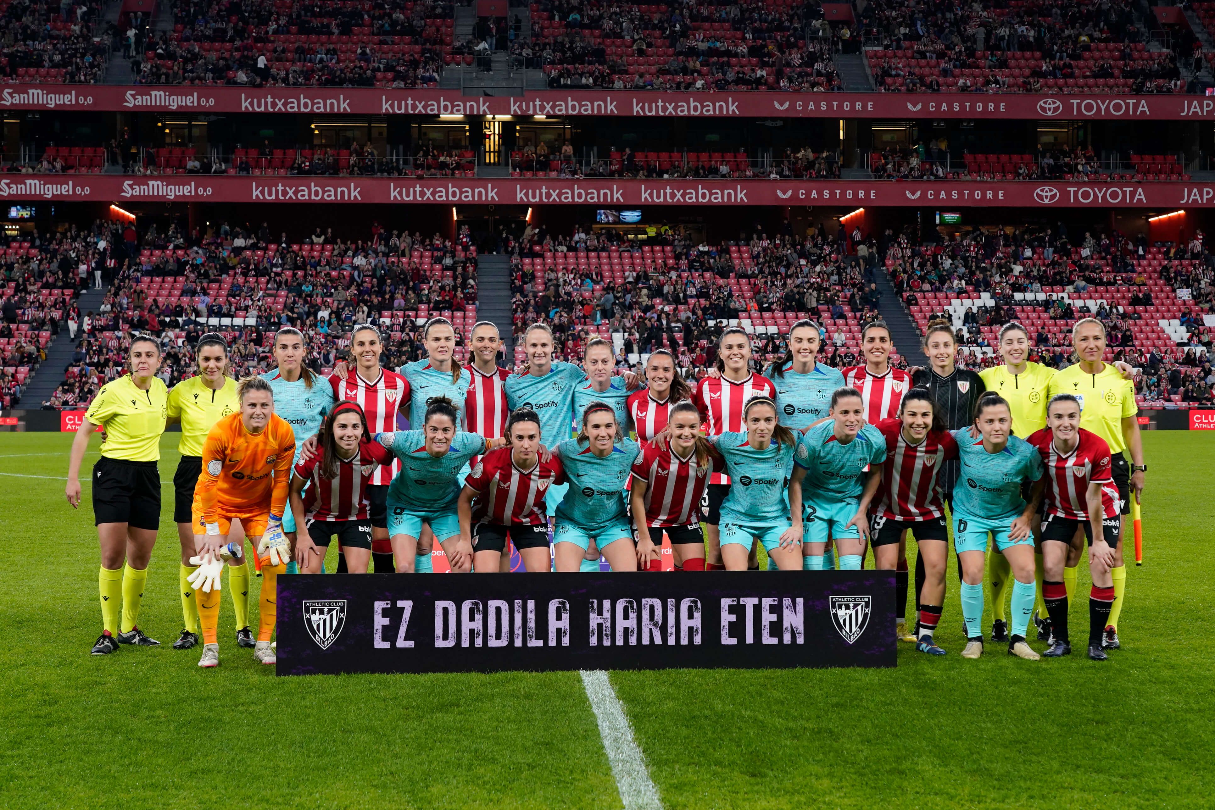  Las plantillas de Athletic y Barça, en la ida de la semifinal de Copa femenina disputada el 7M en San Mamés.