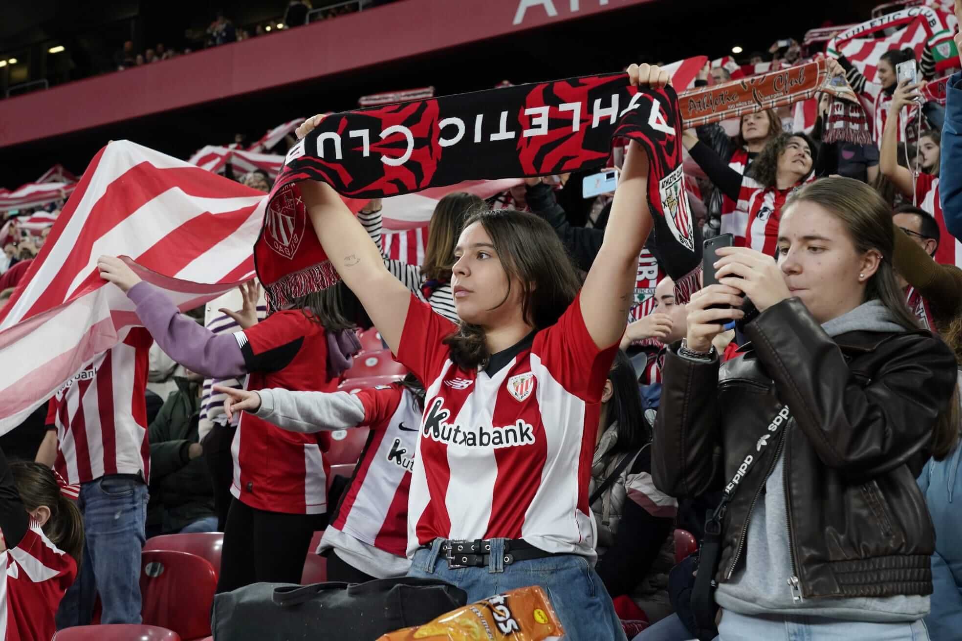  Las chicas jóvenes se dejan ver apoyando en la grada en la semifinal de Copa femenina disputada en San Mamés.