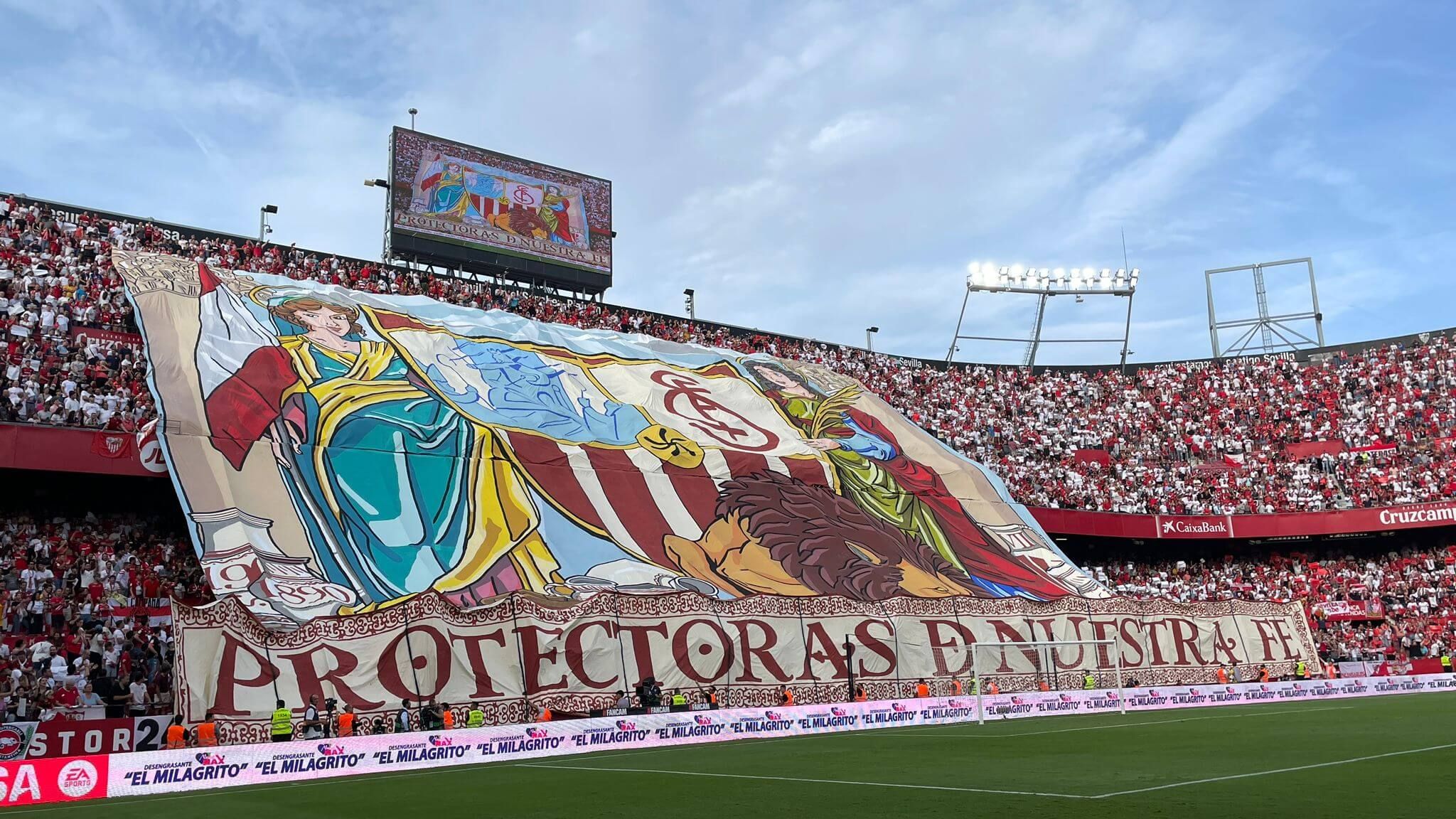  El tifo del Sánchez-Pizjuán en el derbi.