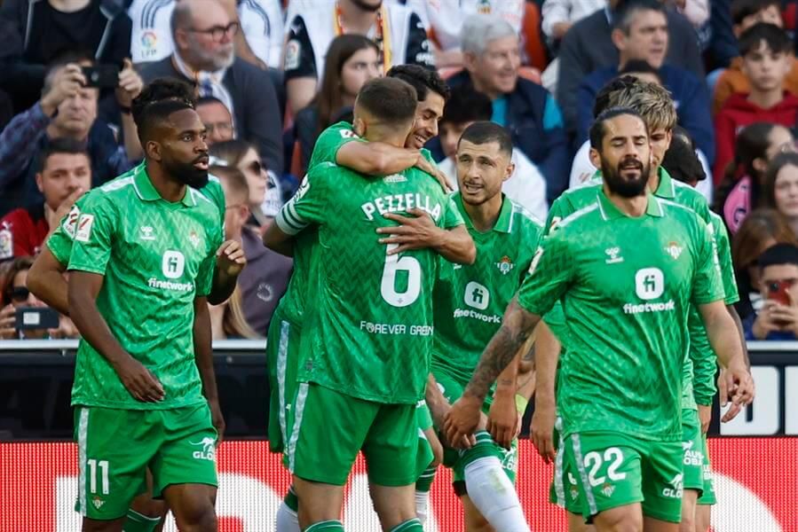 Los jugadores del Betis celebran un gol en Mestalla