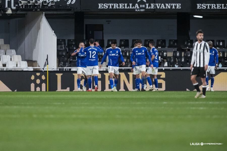  Los jugadores del Real Oviedo celebran el gol de Alemao ante el Cartagena (FOTO: LALIGA).