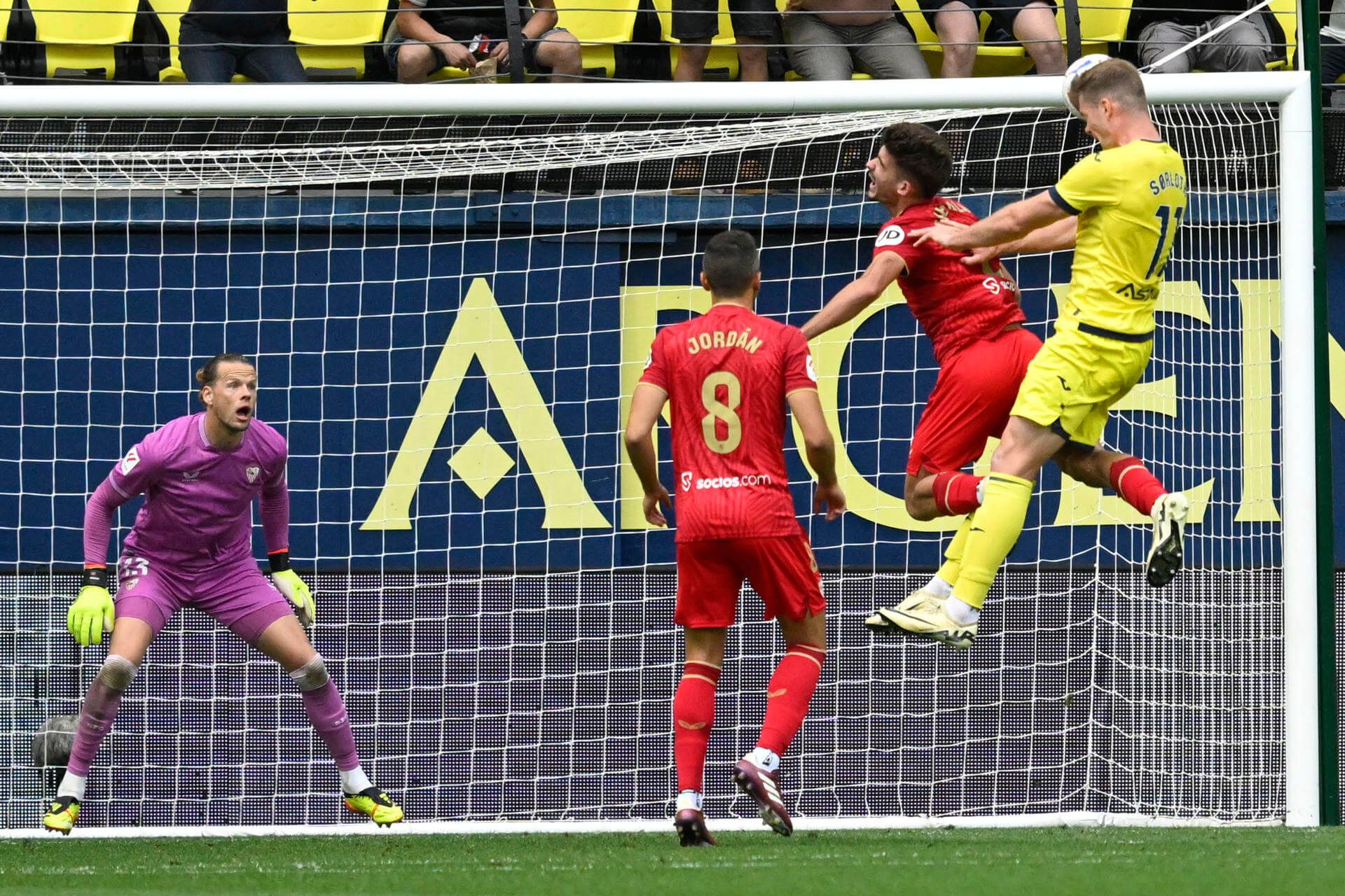  Sorloth empuja a Kike Salas en el Villarreal-Sevilla de la pasada temporada.