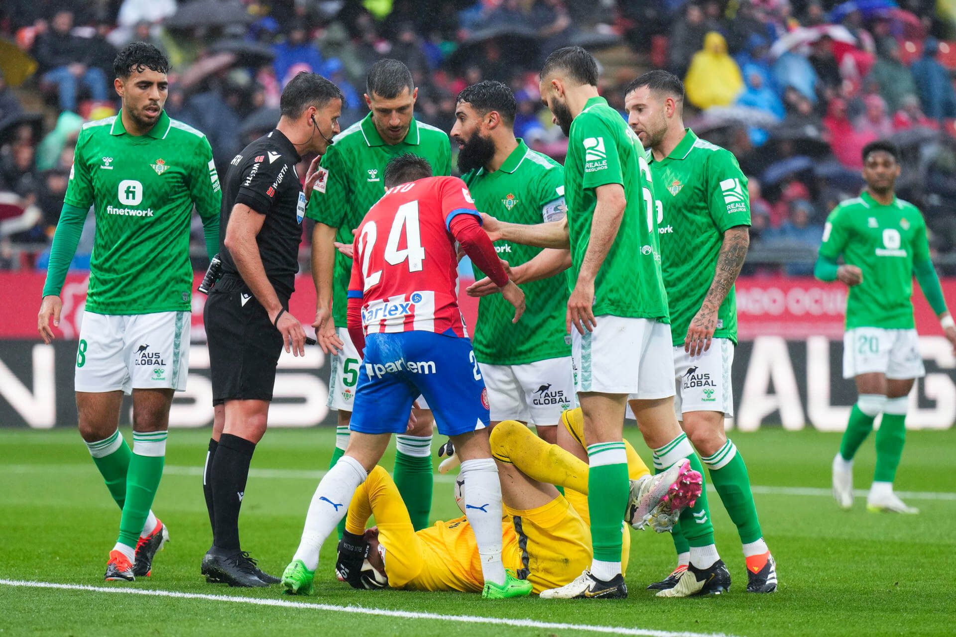 Los jugadores del Betis reclaman un golpe a Rui Silva