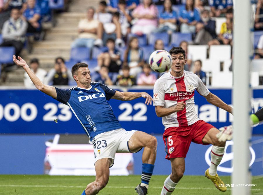  Abel Bretones pugna por el balón ante la presión rival.