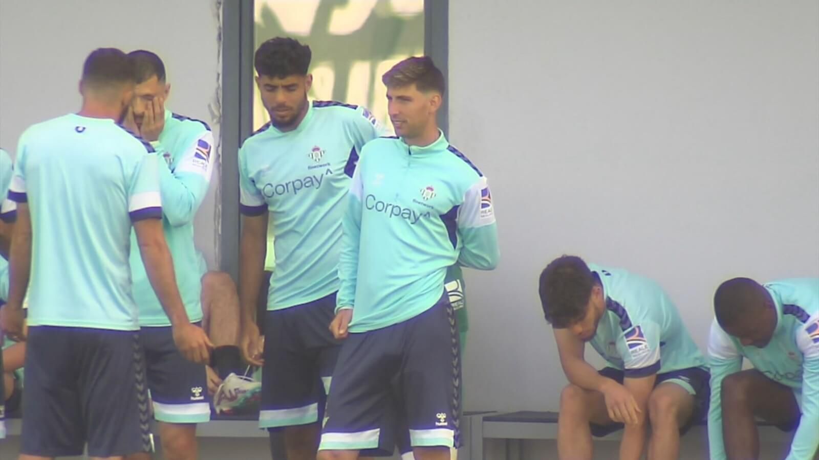 Miranda, junto a Chadi Riad en el entrenamiento de este lunes.