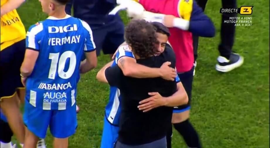  Abrazo de Imanol Idiakez con la plantilla.