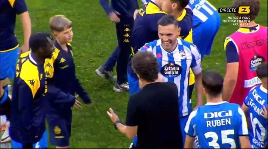 Abrazo de Lucas Pérez e Idiakez.
