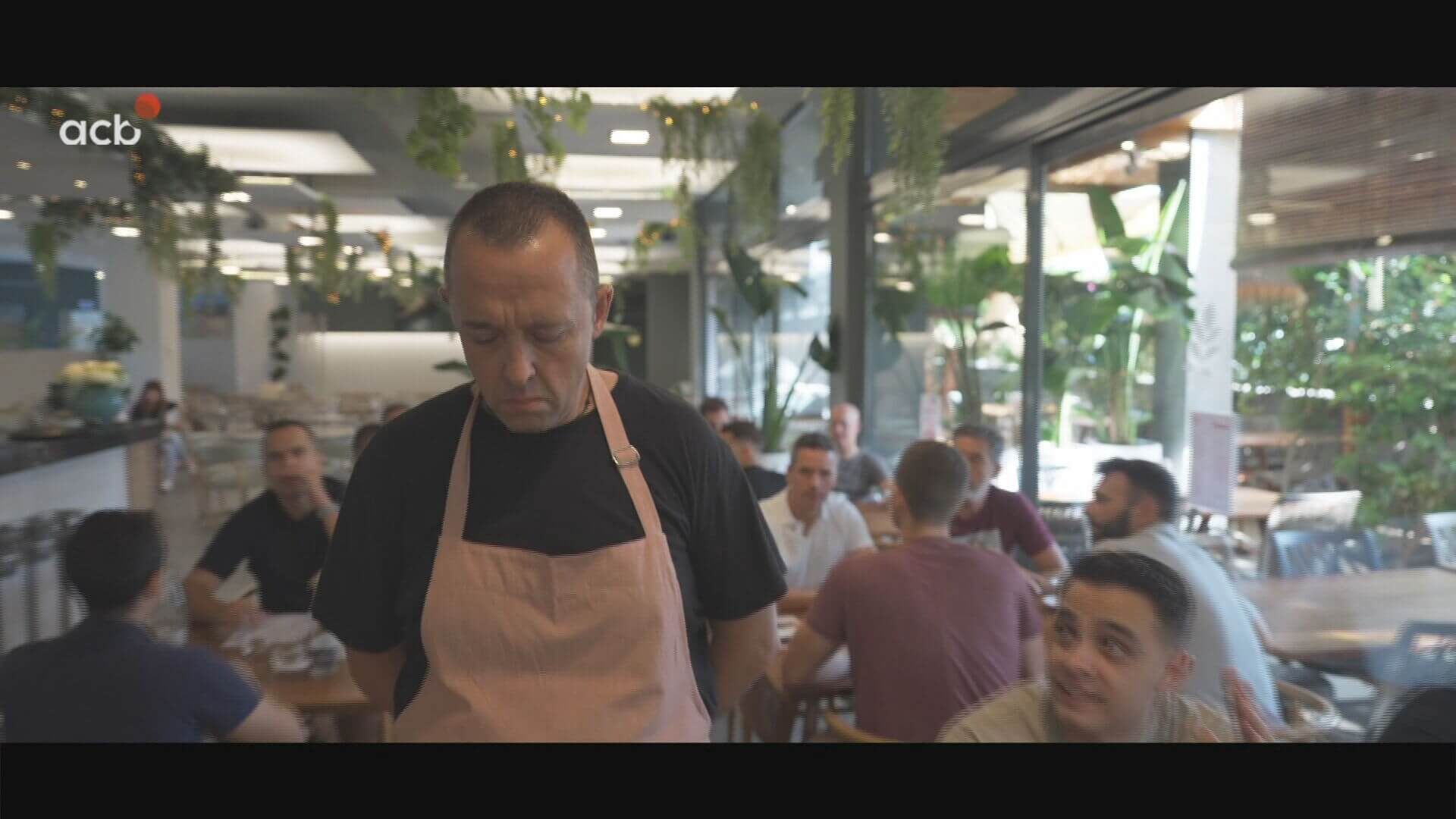  El camarero retirándose cabizbajo ante los insultos de los árbitros (Fuente: ACB)