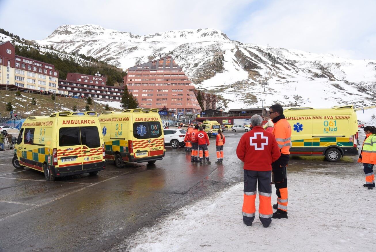 Los servicios de emergencia, en la estación de esquí de Astún.