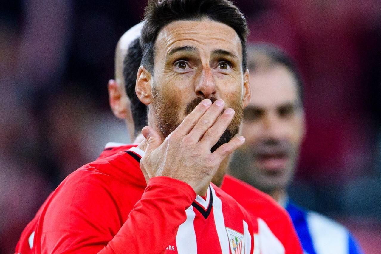  Beso de Aritz Aduriz, en San Mamés en el 125 Aniversario.