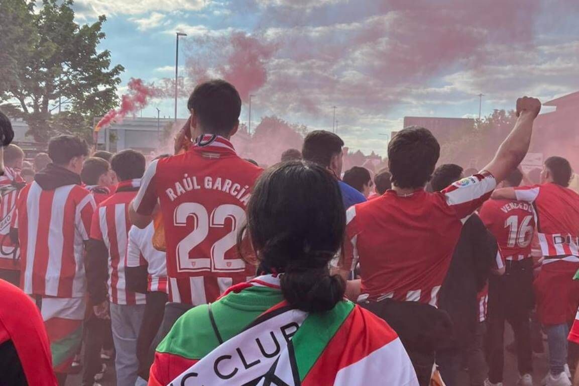 La afición del Athletic Club iba así camino de Old Trafford.