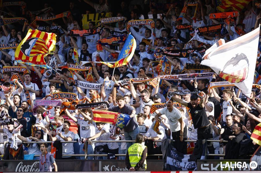  Afición tiñe de blanco Mestalla ante el Betis. LALIGA disculpa al resto de Mestalla