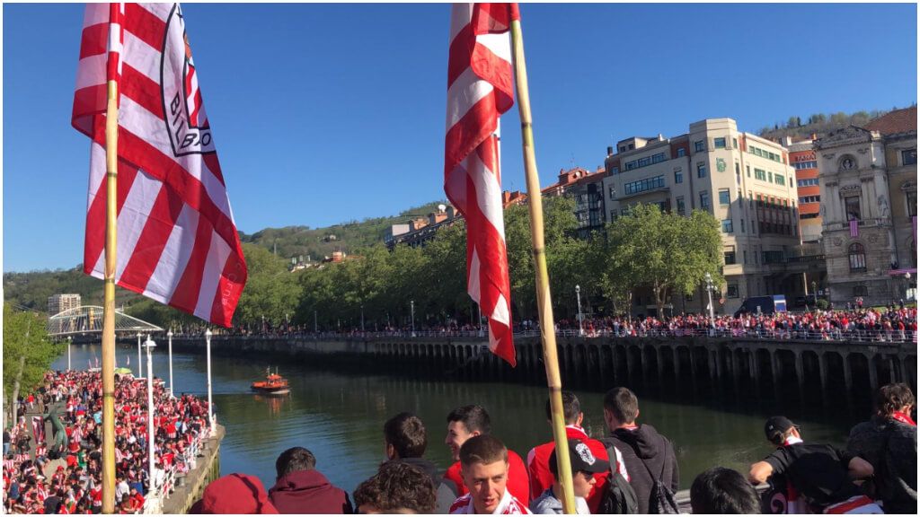 Aficionados con banderas del Athletic esperan el paso de la Gabarra y los jugadores.