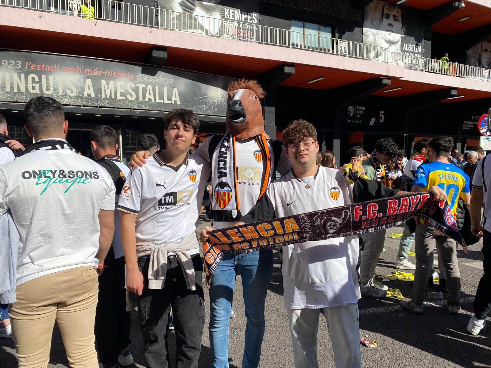 Aficionados de blanco