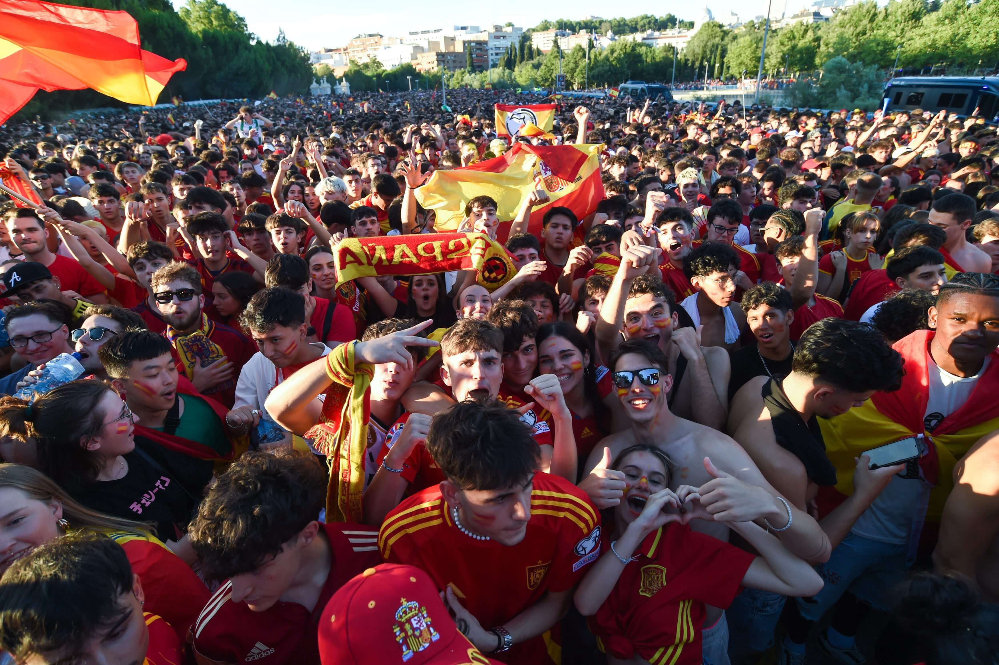  Aficionados de España, durante la final de la Eurocopa en Madrid.
