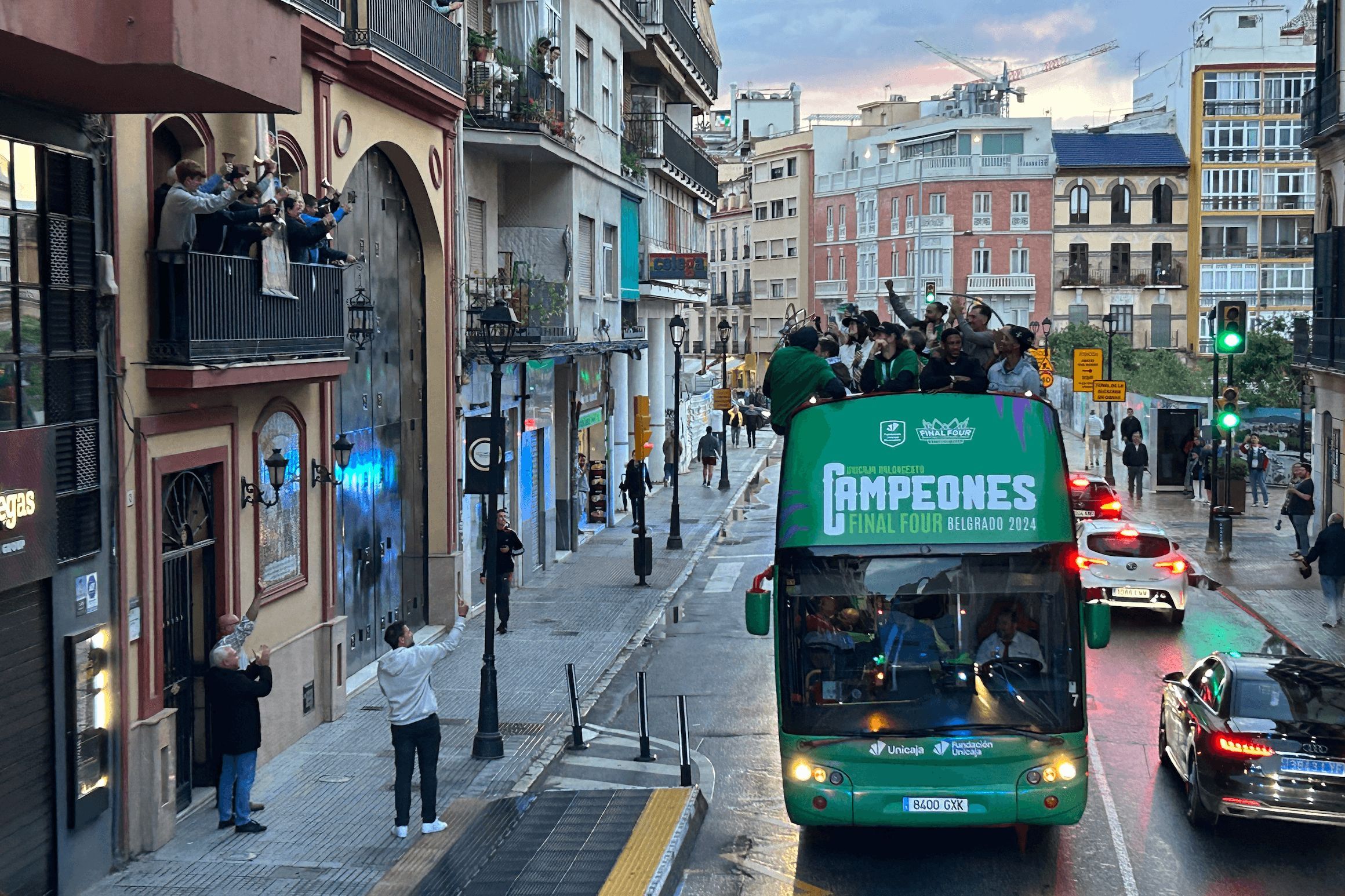  Aficionados saludan a los jugadores desde el balcón de la cofradía de El Rico.