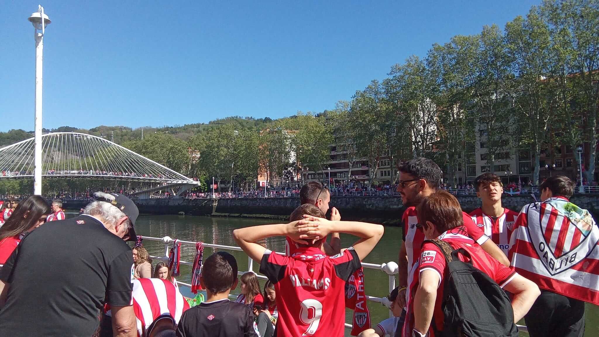 Los niños del Athletic se empapan de su filosofía mientras esperan a la Gabarra.
