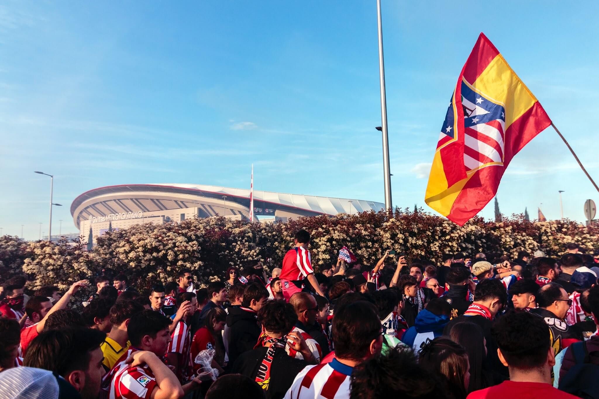  Aficionados del Atlético, en los alrededores del Metropolitano.