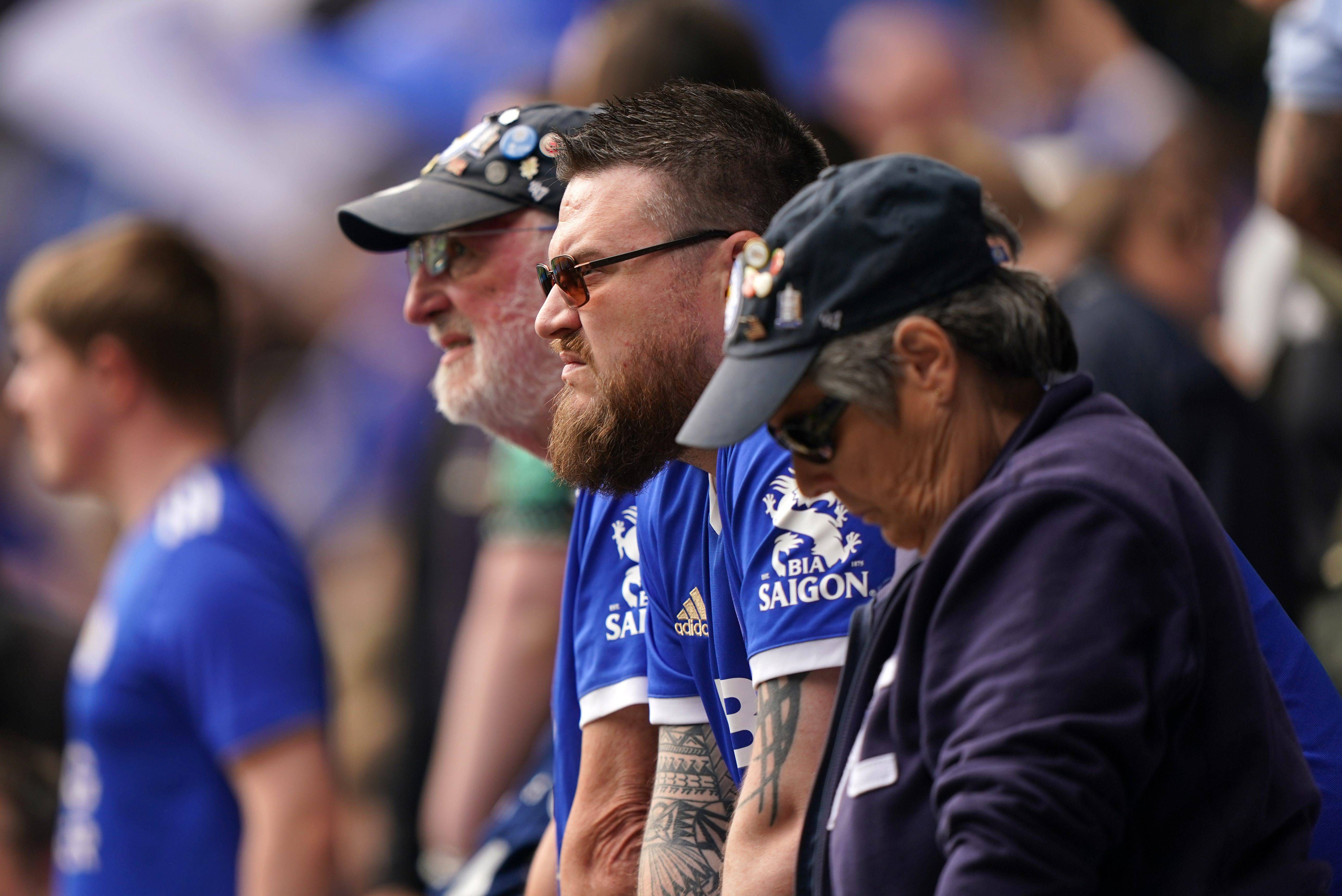  Aficionados se lamentan tras el descenso del Leicester.
