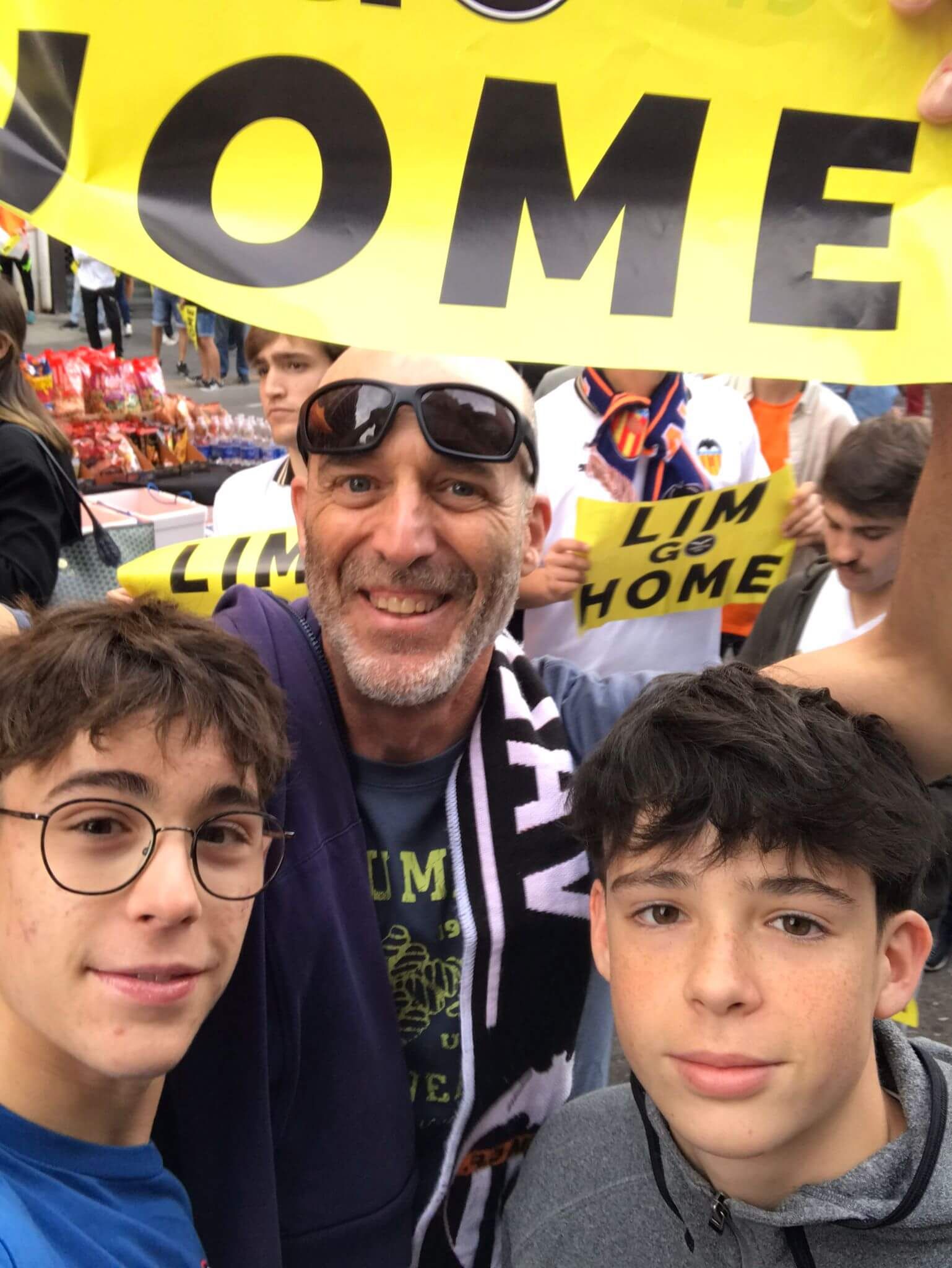  Aficionados protestan contra Peter LIm