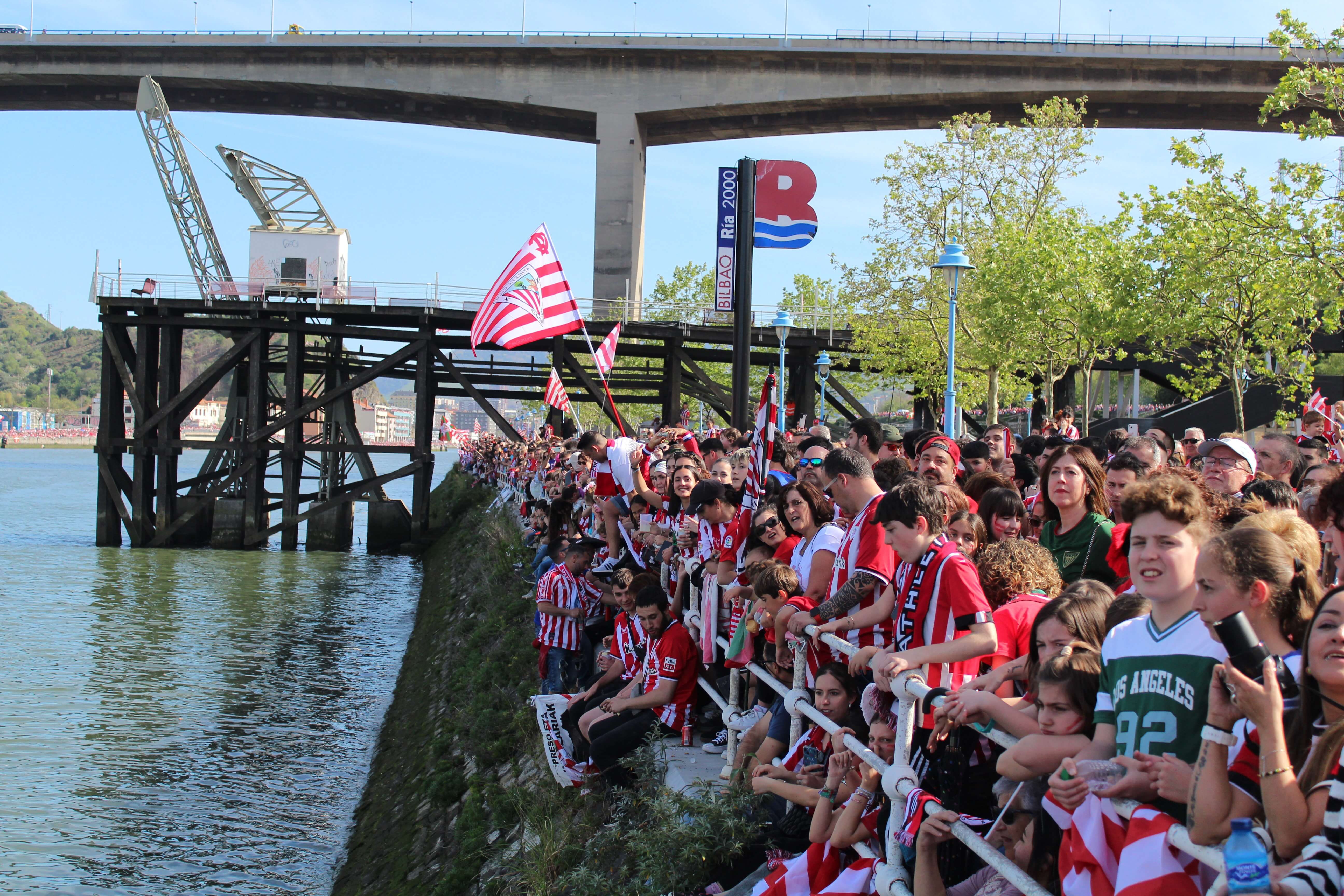  Aficionados del Athletic viendo la Gabarra donde estaba Altos Hornos.