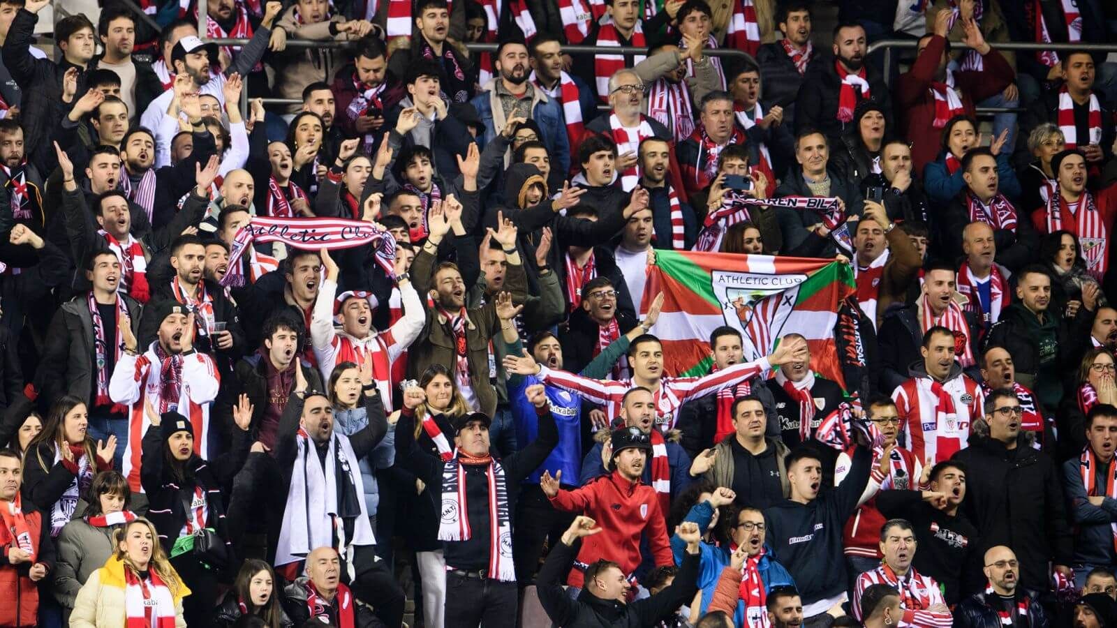 La afición zurigorri, de fiesta ante el Logroñés en la ronda de Copa en Las Gaunas.