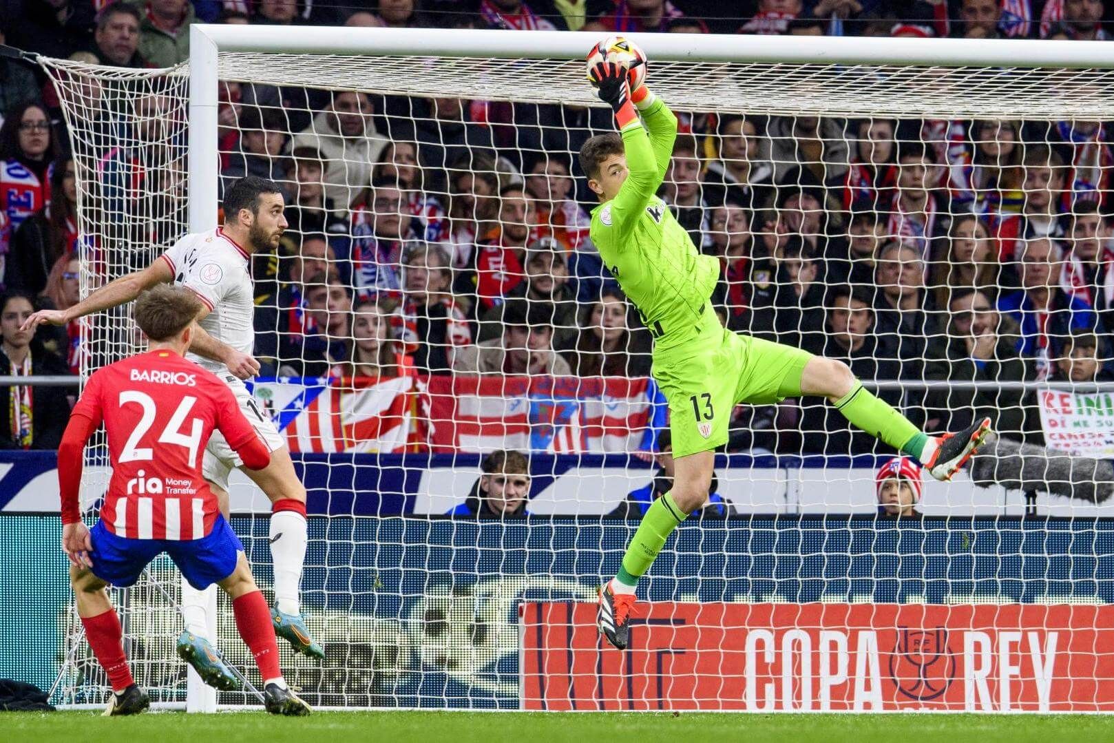 Vuelo del guardameta Julen Agirrezabala, en Copa, ante el Atlético en el estadio Metropolitano.