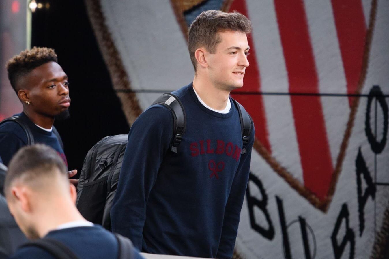  El meta Julen Agirrezabala, en la llegada del equipo a Vallecas.