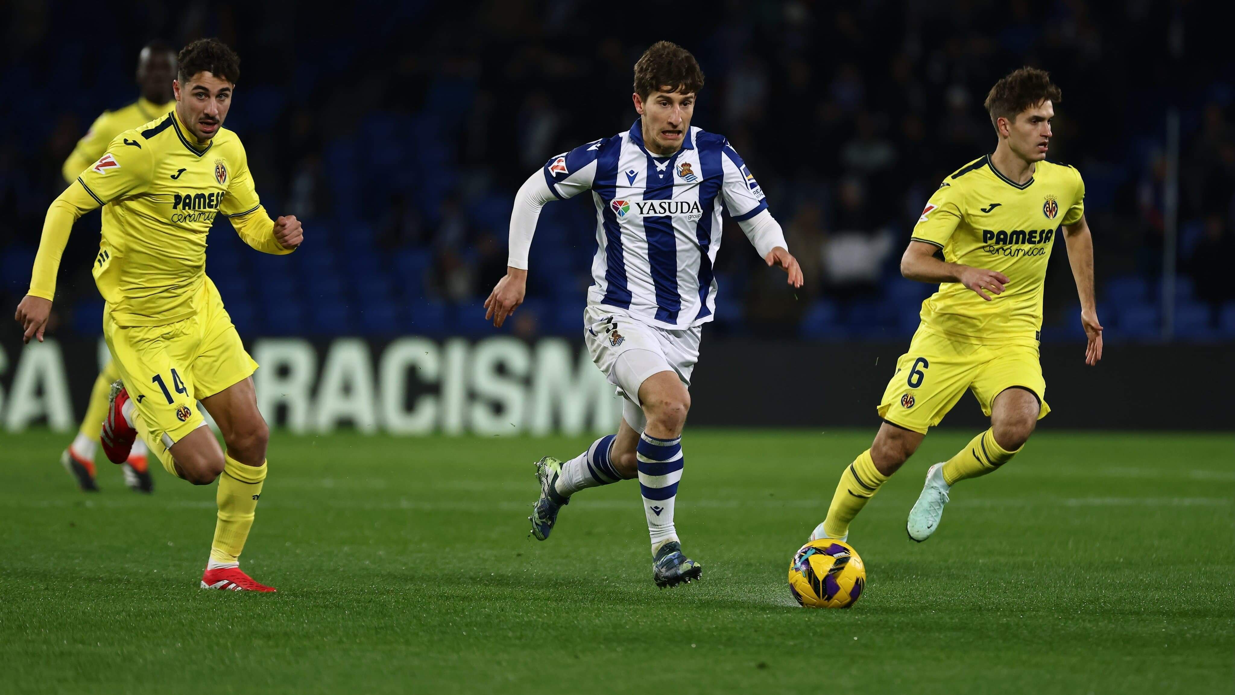  Aihen Muñoz controla un balón en el Real Sociedad-Villarreal.
