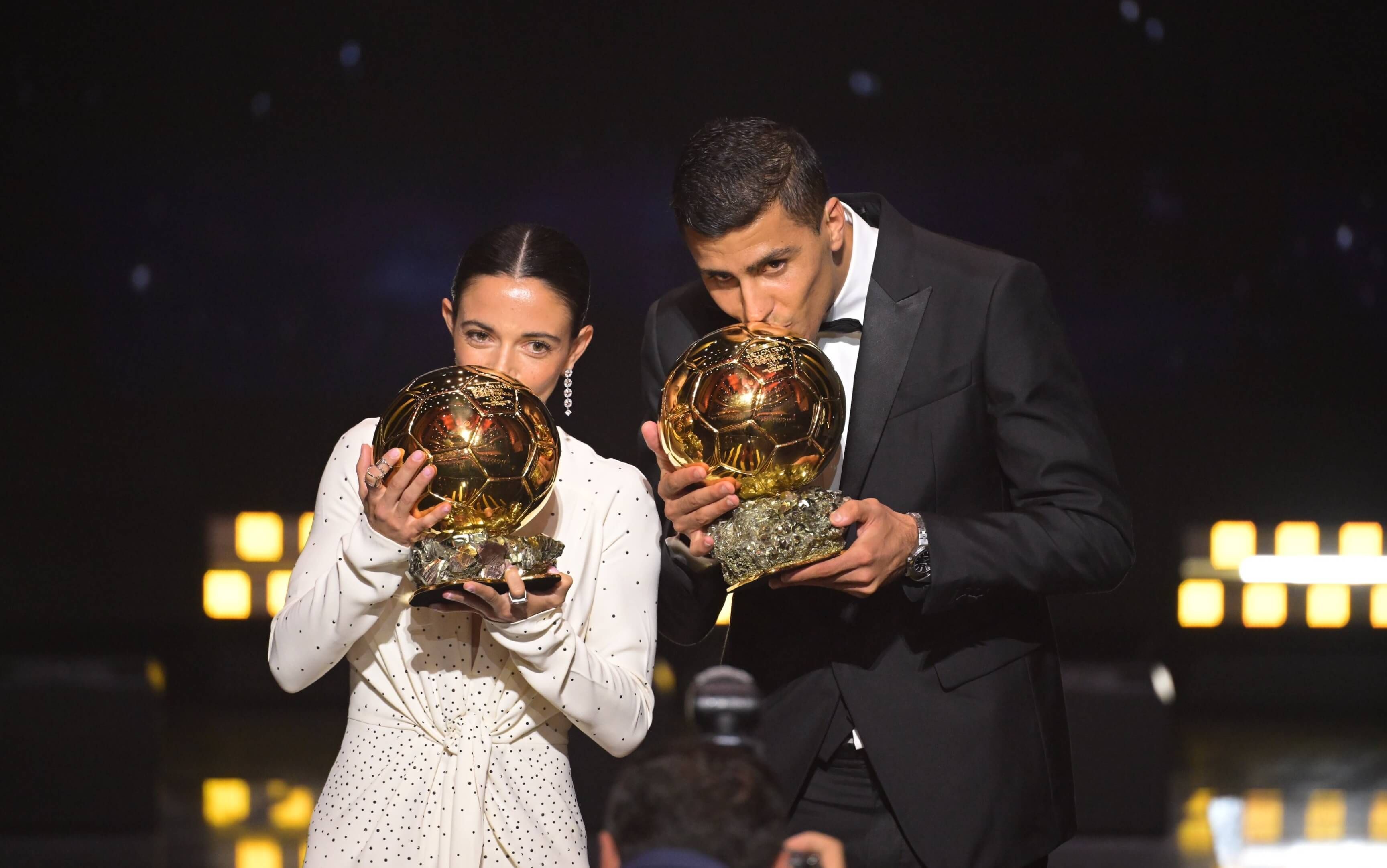 Aitana Bonmatí y Rodrigo Hernández, con el Balón de Oro (Foto: @ballondor).
