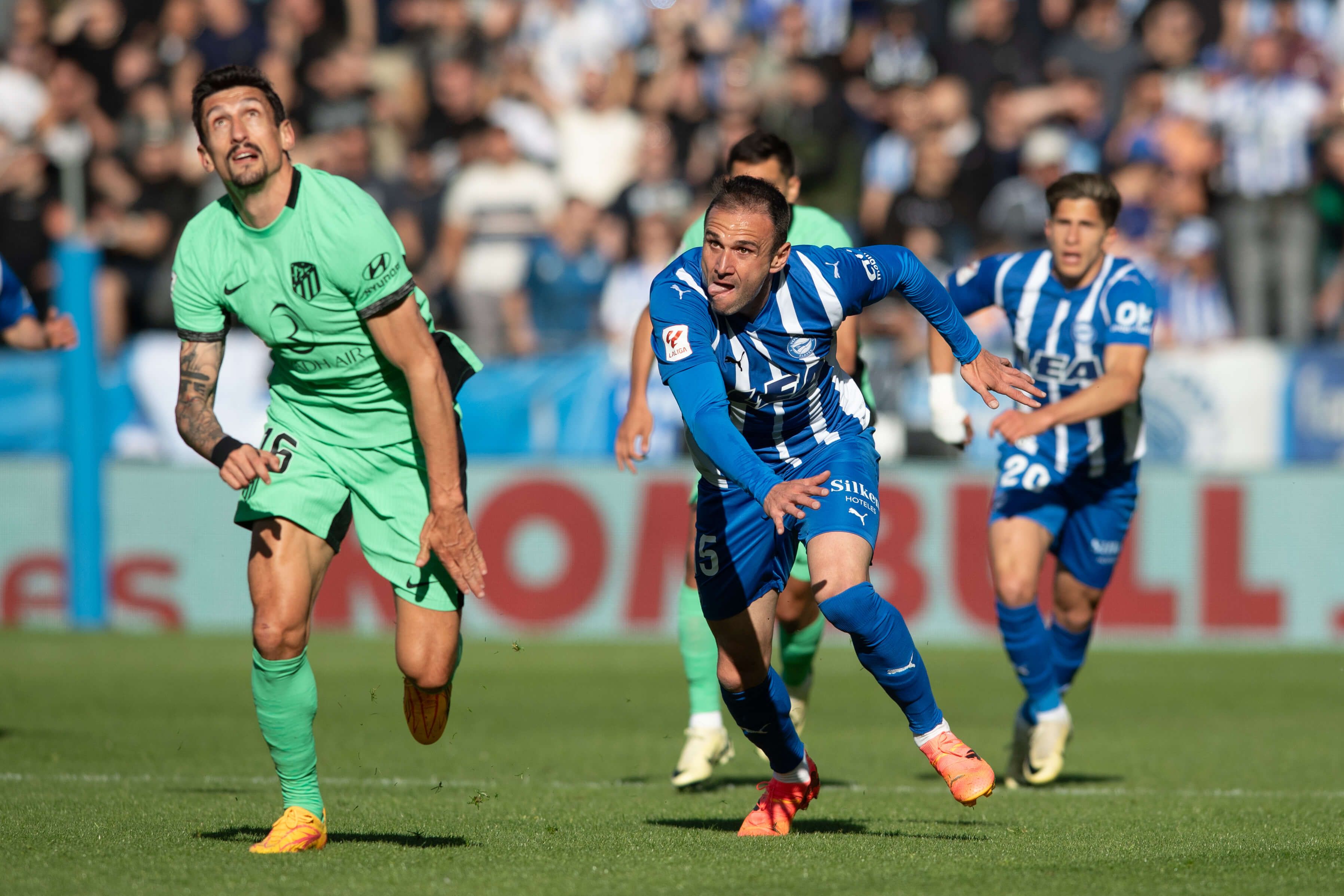  Stefan Savic y Kike García pelean un balón en el Alavés-Atlético.