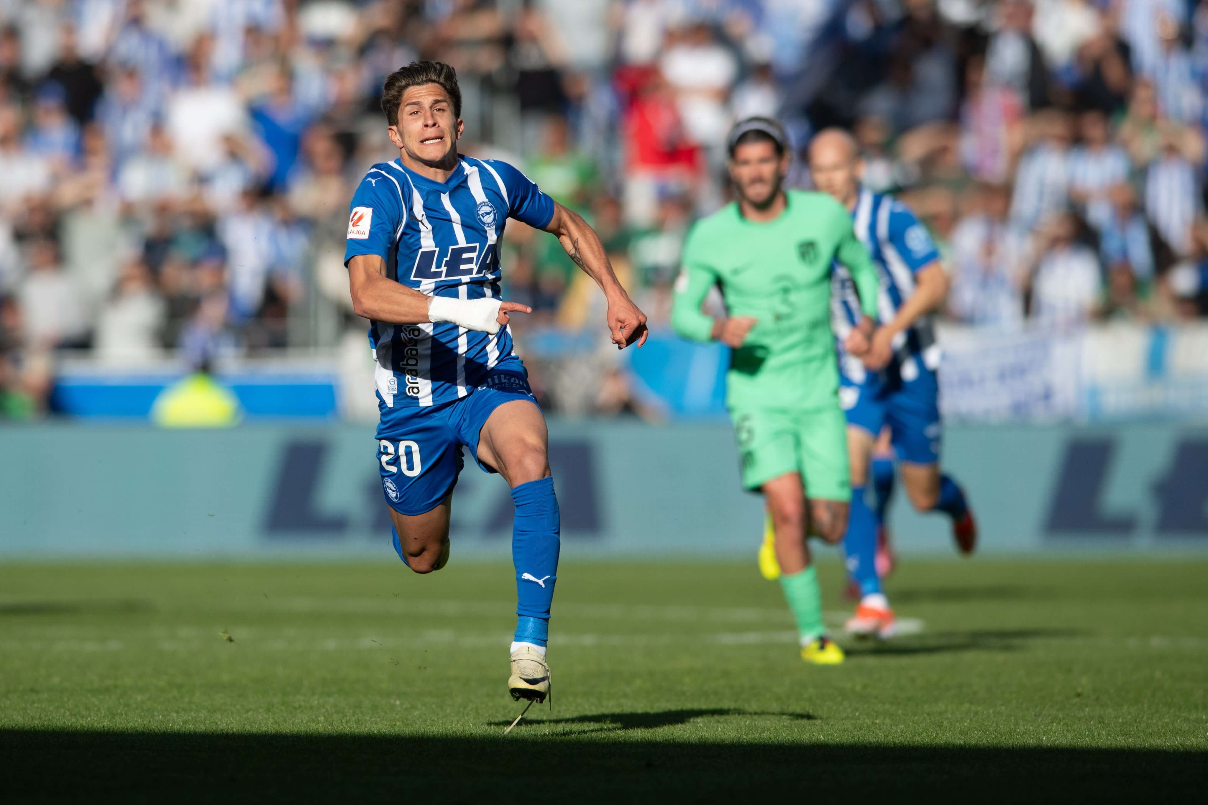  Giuliano Simeone corre a por un balón en el Alavés-Atlético.