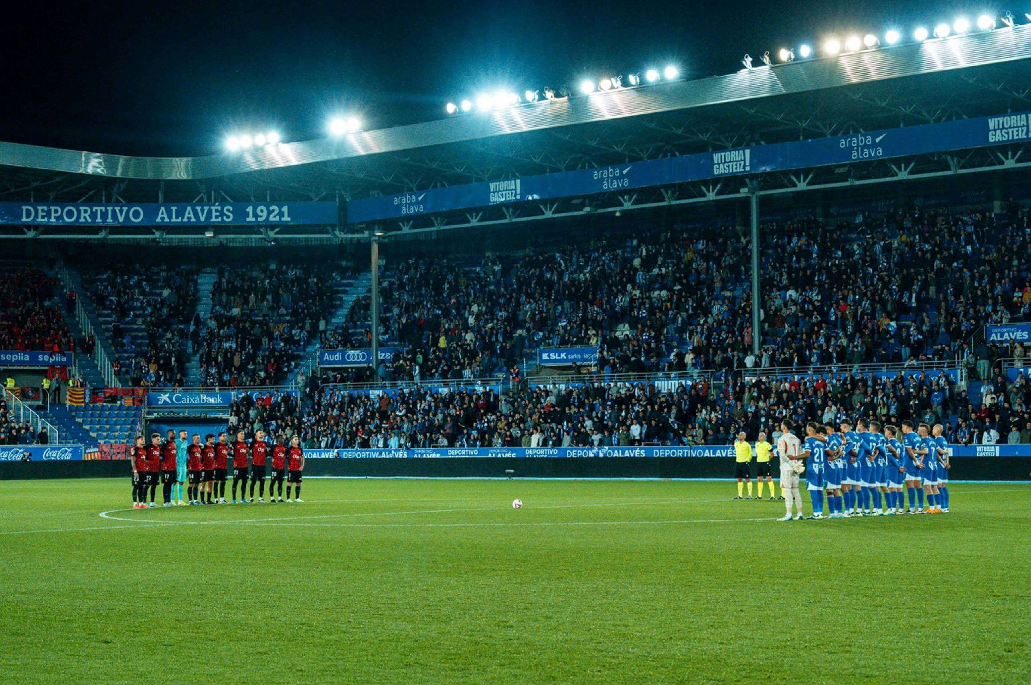  Minuto de silencio en el Alavés-Mallorca por las víctimas de la DANA (FOTO: Cordón Press).