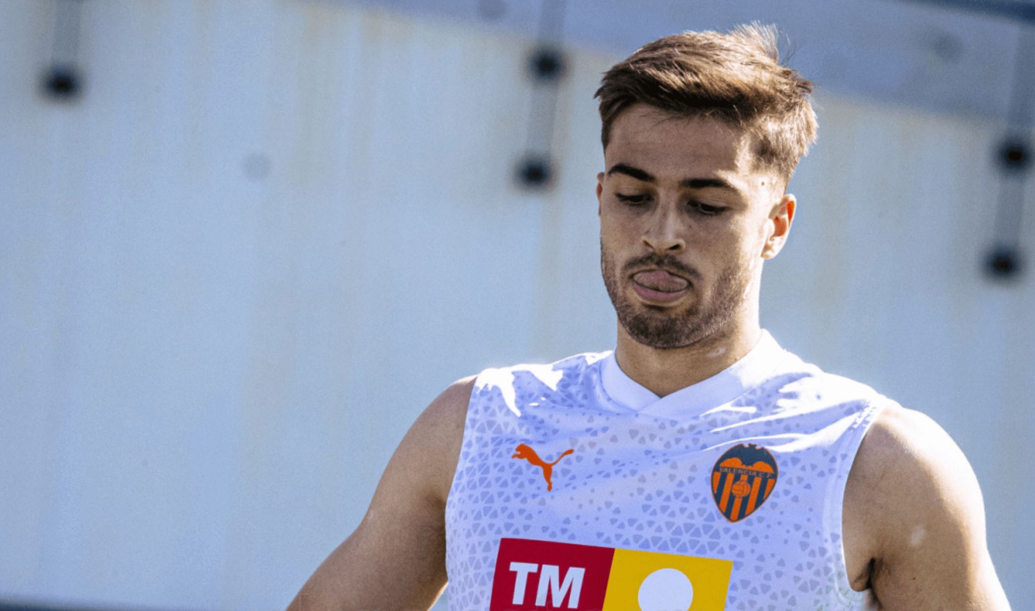 Alberto Marí, en un entrenamiento con el Valencia CF.
