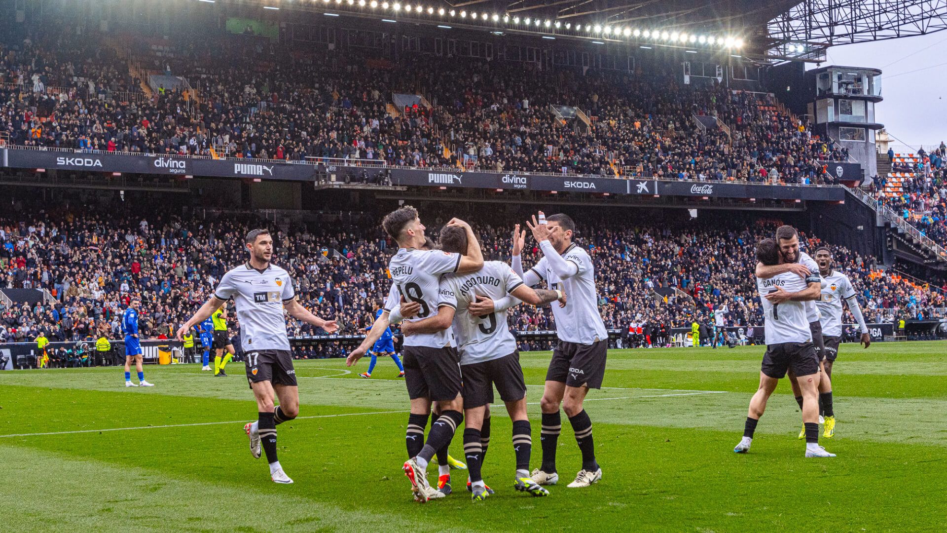  El Valencia CF celebra un gol en Mestalla