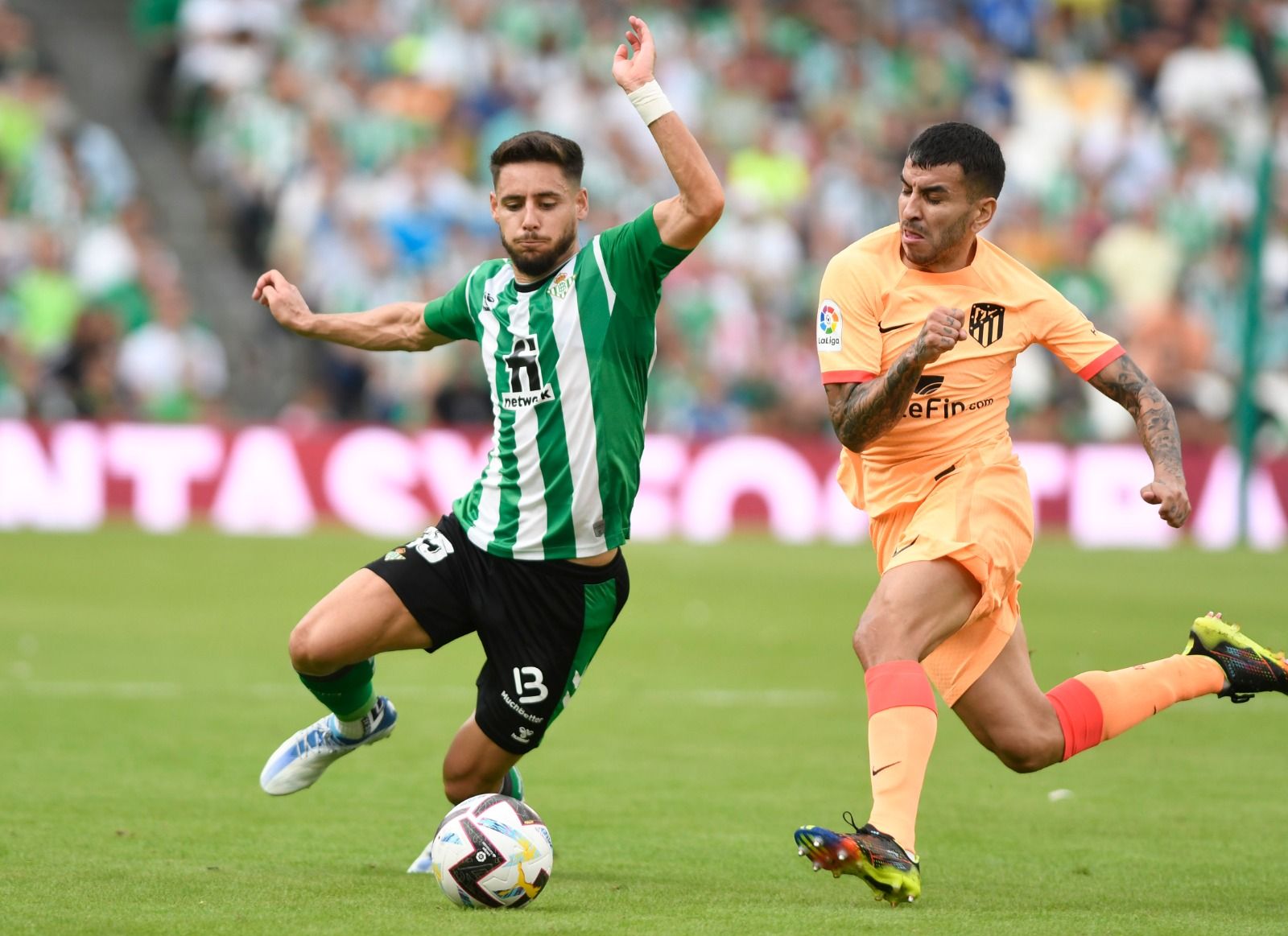 Álex Moreno, ante el Atlético