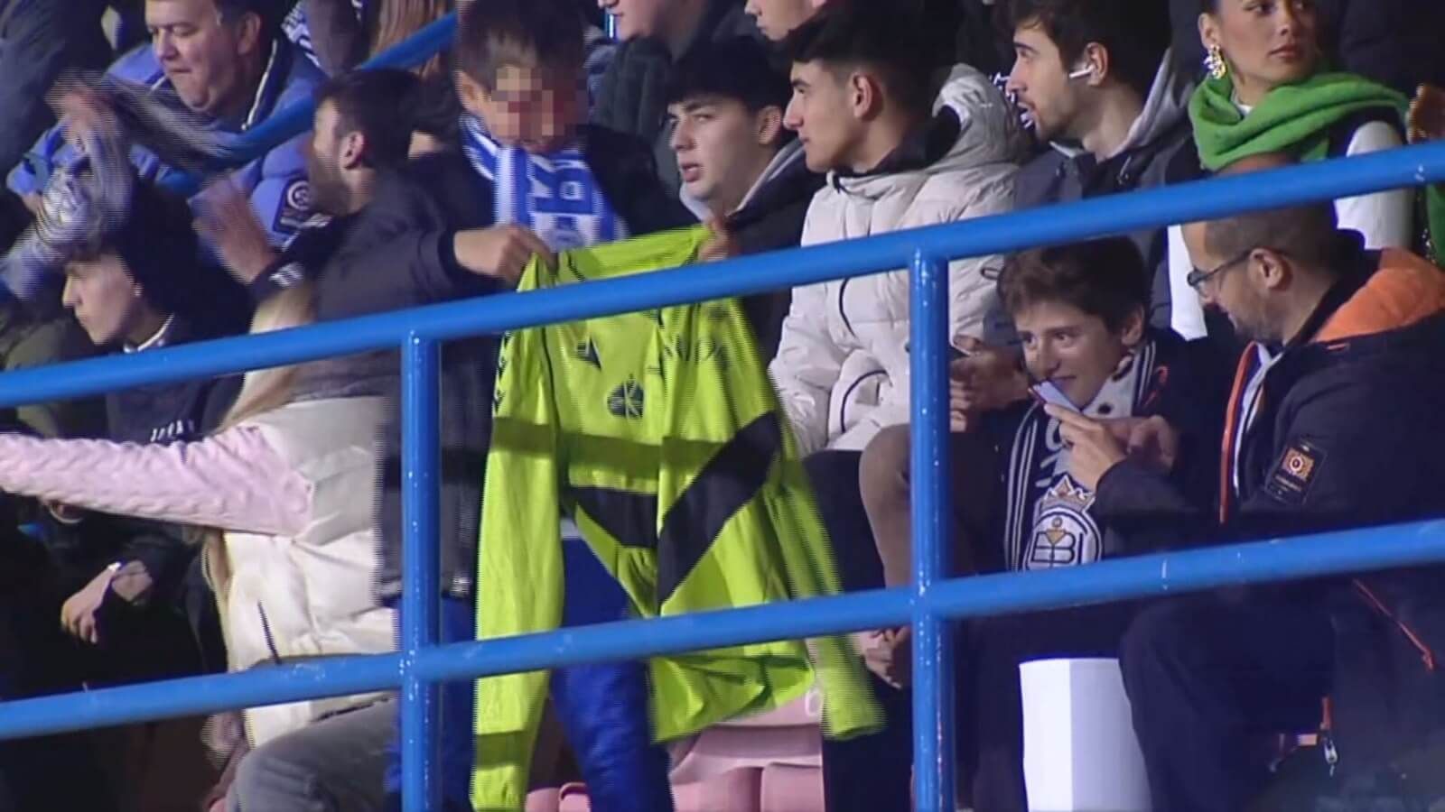  Álex Remiro entregó su camiseta a un aficionado de La Fuensanta.