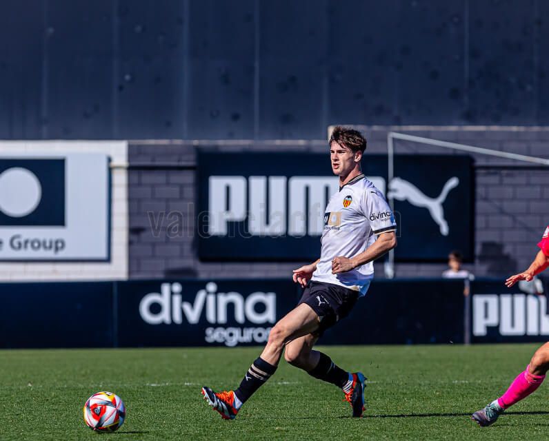  Alex Serra, central del VCF Mestalla.