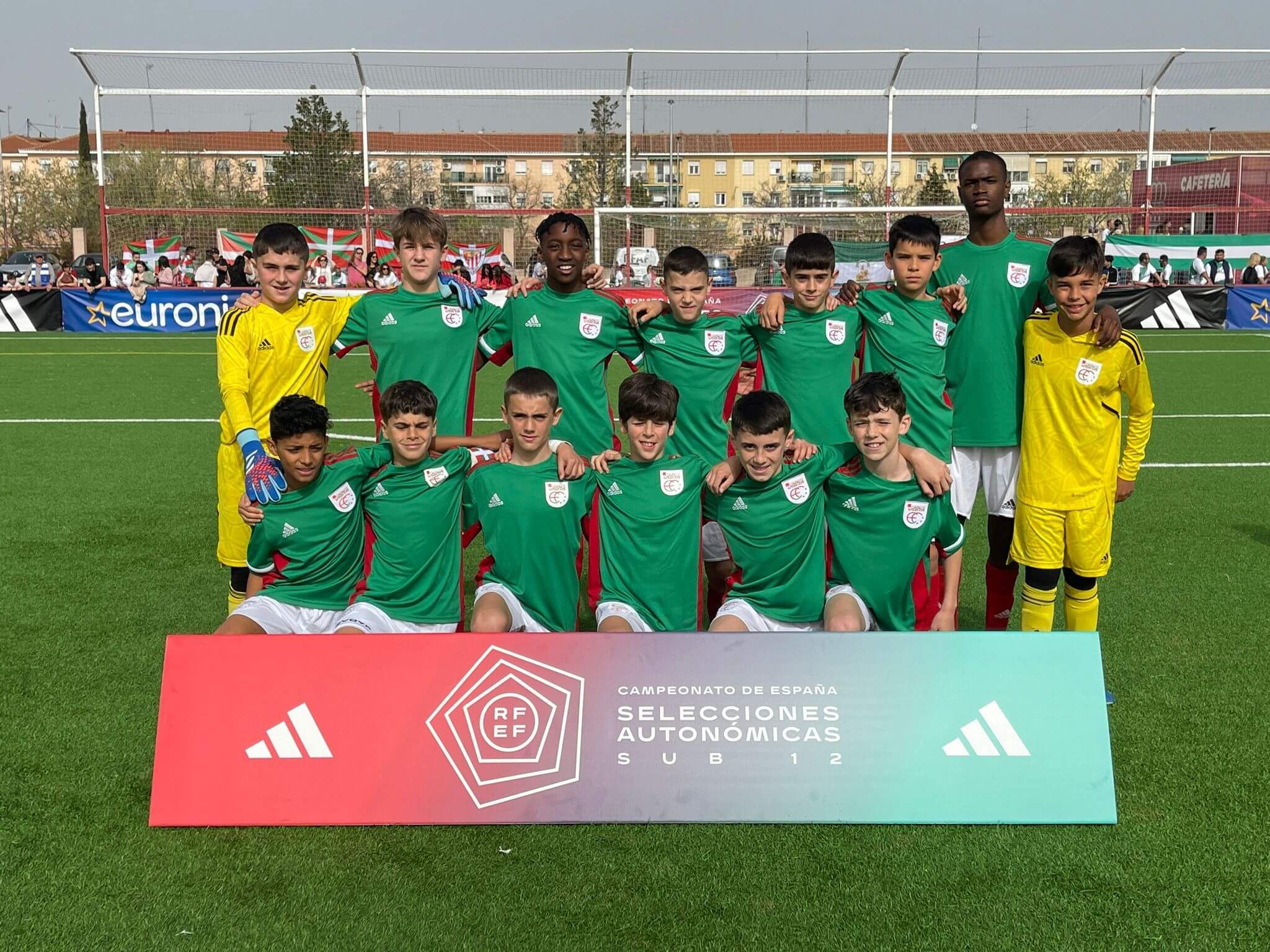  Alfredo Alogo, a la derecha, con Euskadi sub 12 en Madrid.