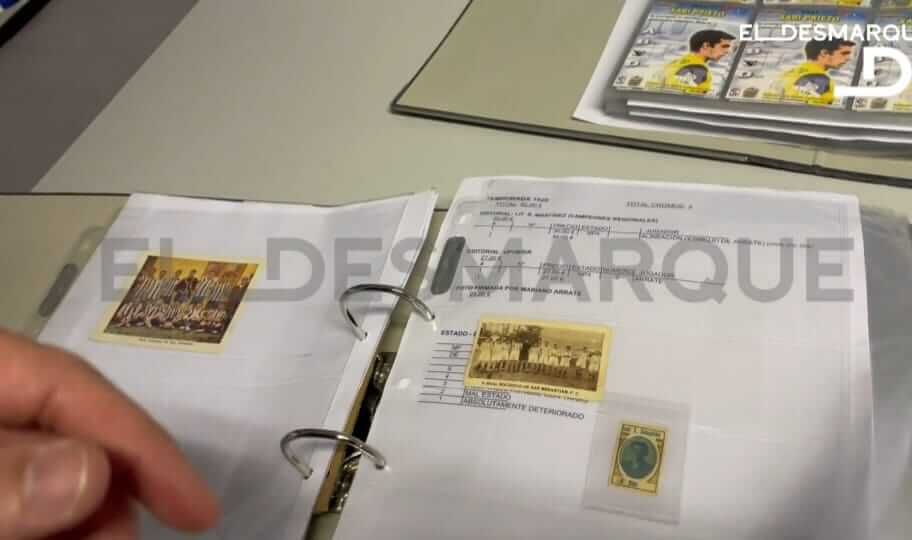 Algunos de los cromos antiguos de la Real Sociedad de la colección de Alan Pérez.