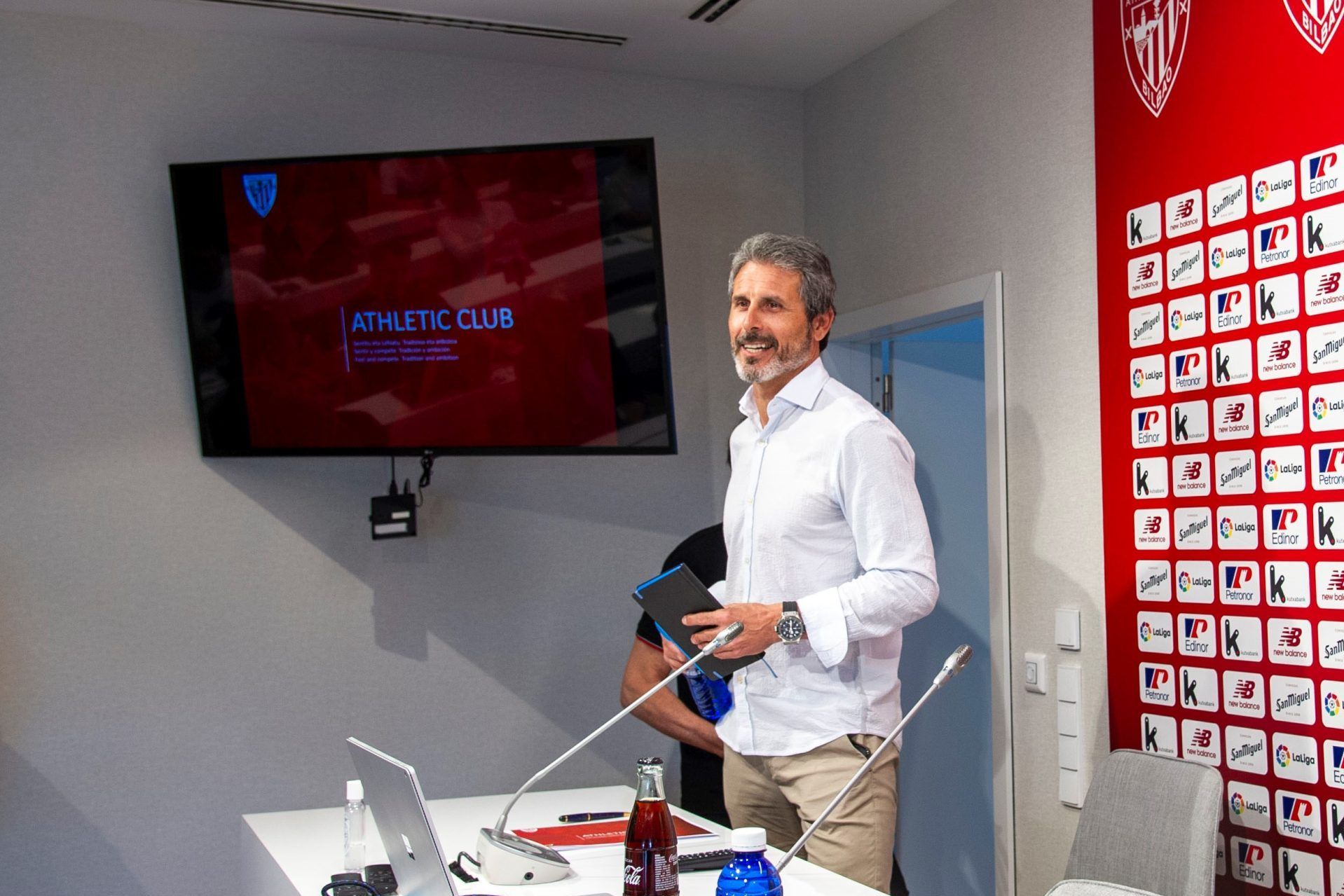Rafa Alkorta en la sala de prensa en Lezama.