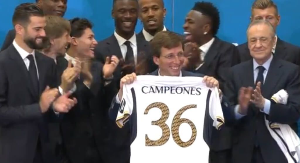 Almeida posando con la camiseta del Madrid (RR.SS)