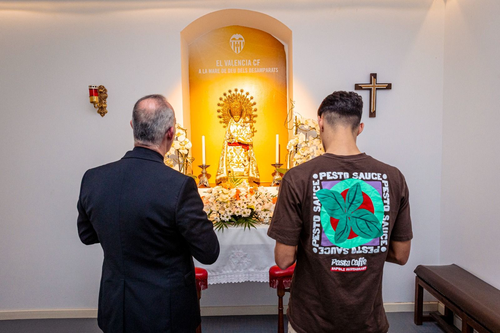 Almeida y el capellán en la capilla de Mestalla