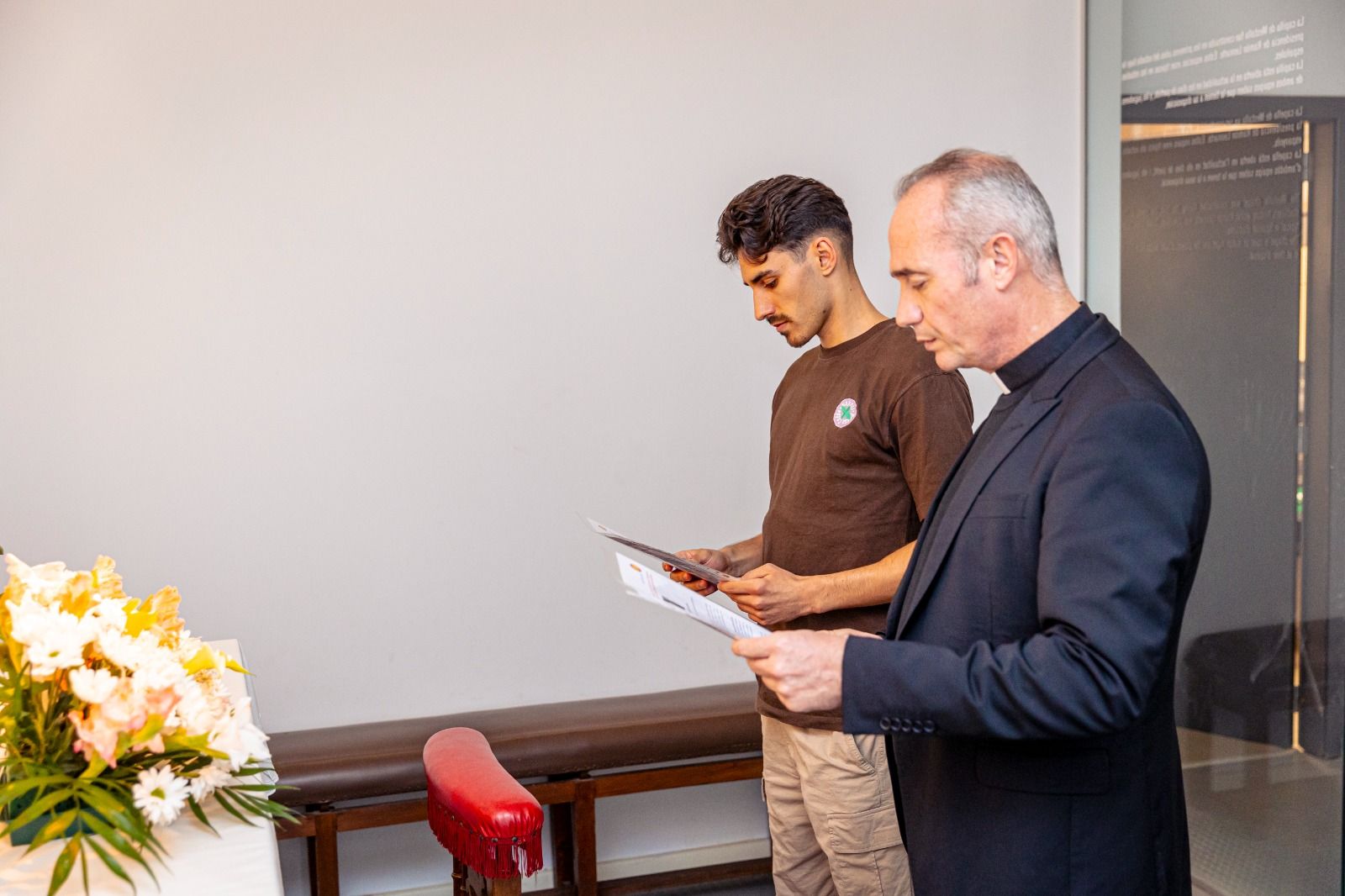 Almeida y el capellán en la capilla de Mestalla