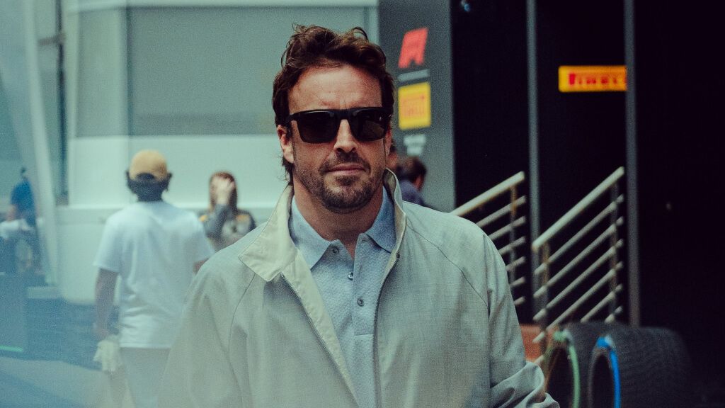 Fernando Alonso, llegando al circuito de Imola.