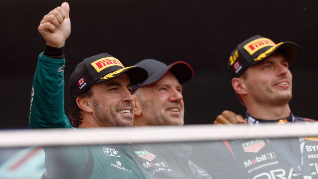 Fernando Alonso, Adrian Newey y Max Verstappen, en un podio del año 2023.