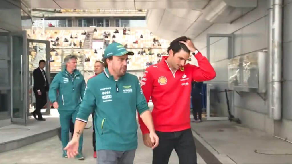  Fernando Alonso y Carlos Sainz, en el GP de China.
