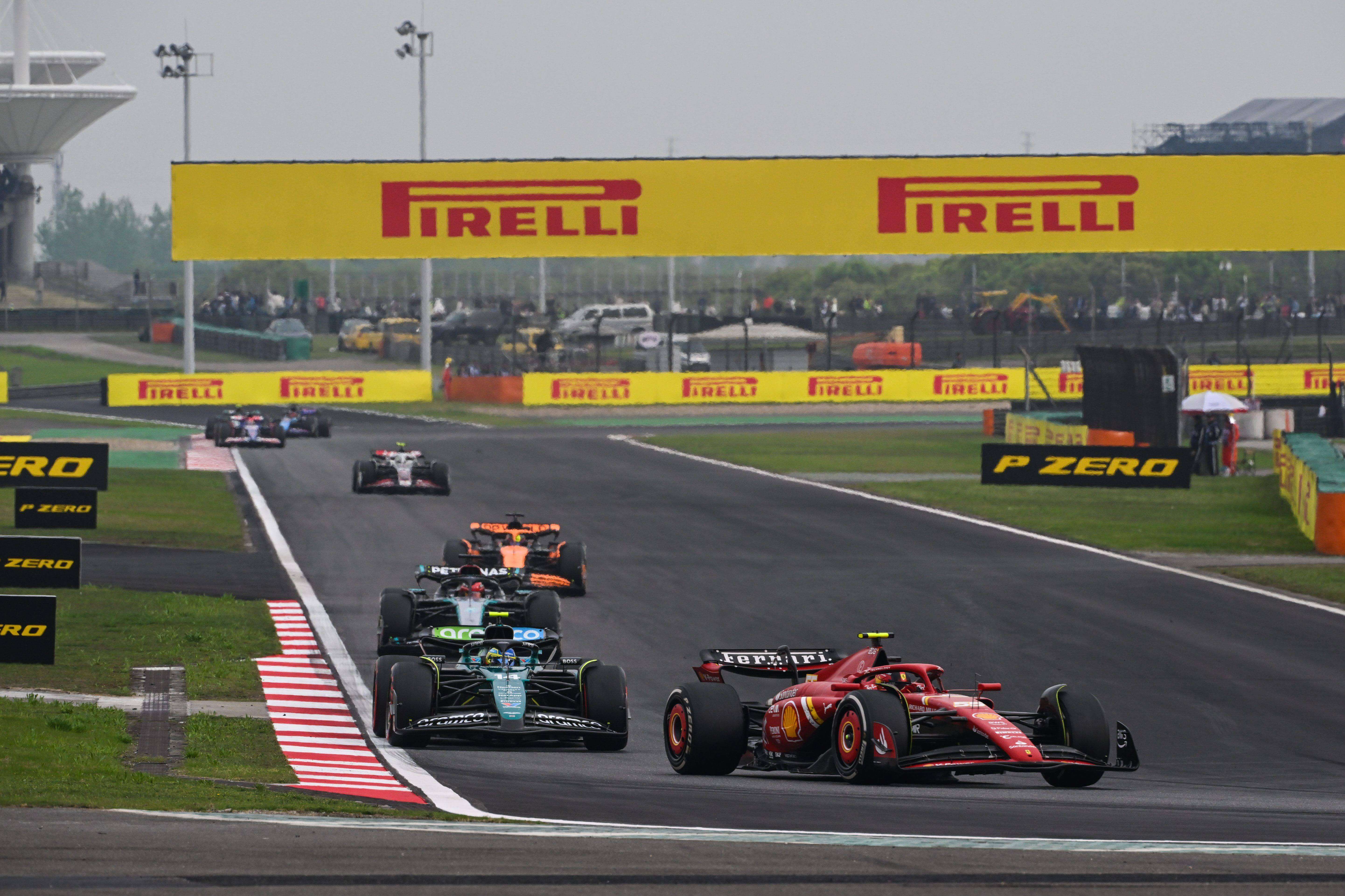  Carlos Sainz y Fernando Alonso, en el GP de China.